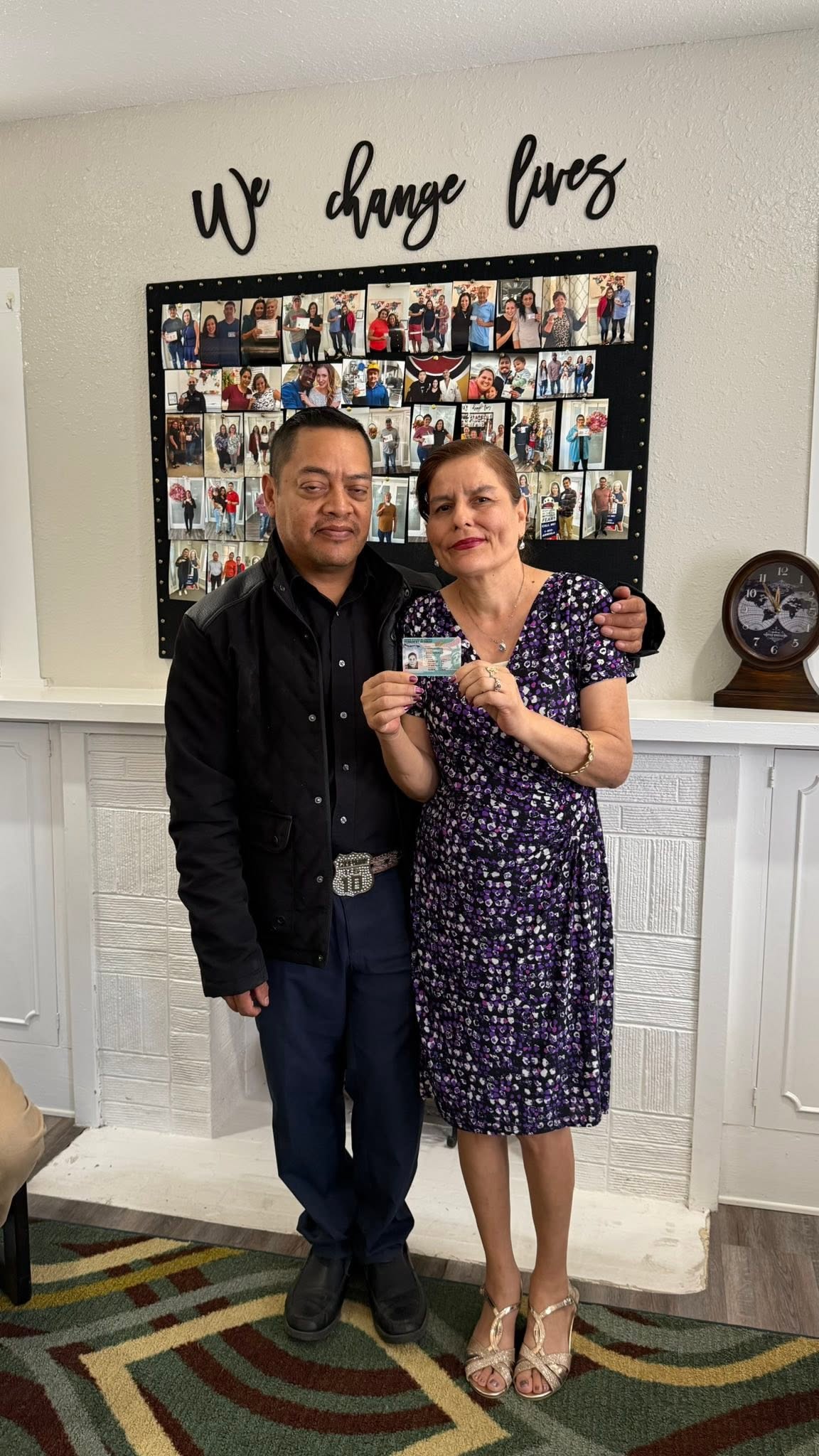 Maria y su esposo con su tarjeta de residencia